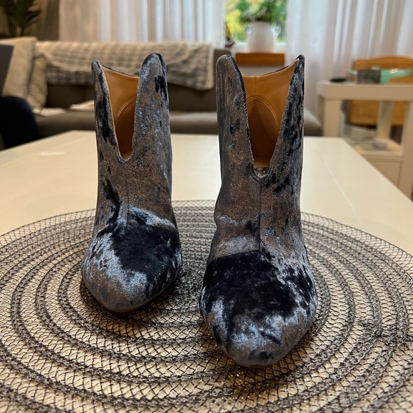 BNWT Vince Camuto Dusty Blue Crushed Velvet EVANATA Ankle Booties size 6.5 - Picture 10 of 12